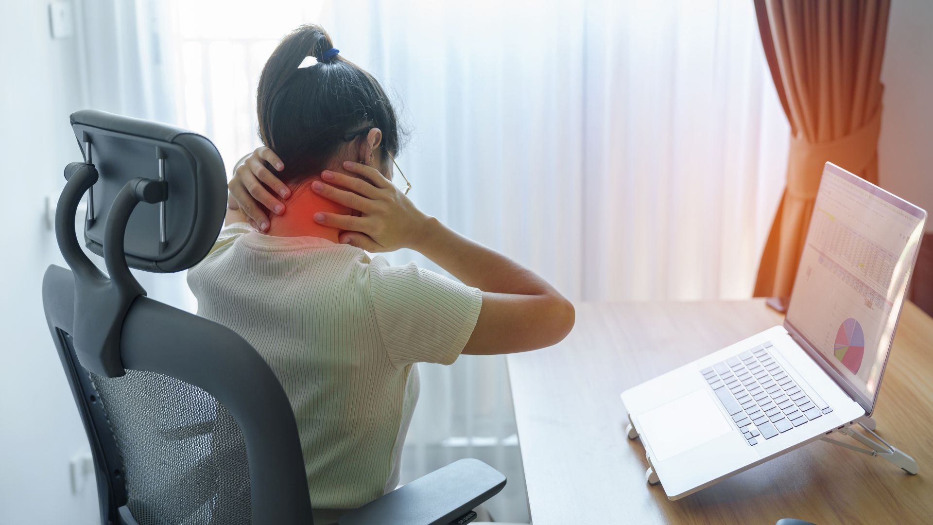 Công việc văn phòng gây nhức mỏi vai gáy