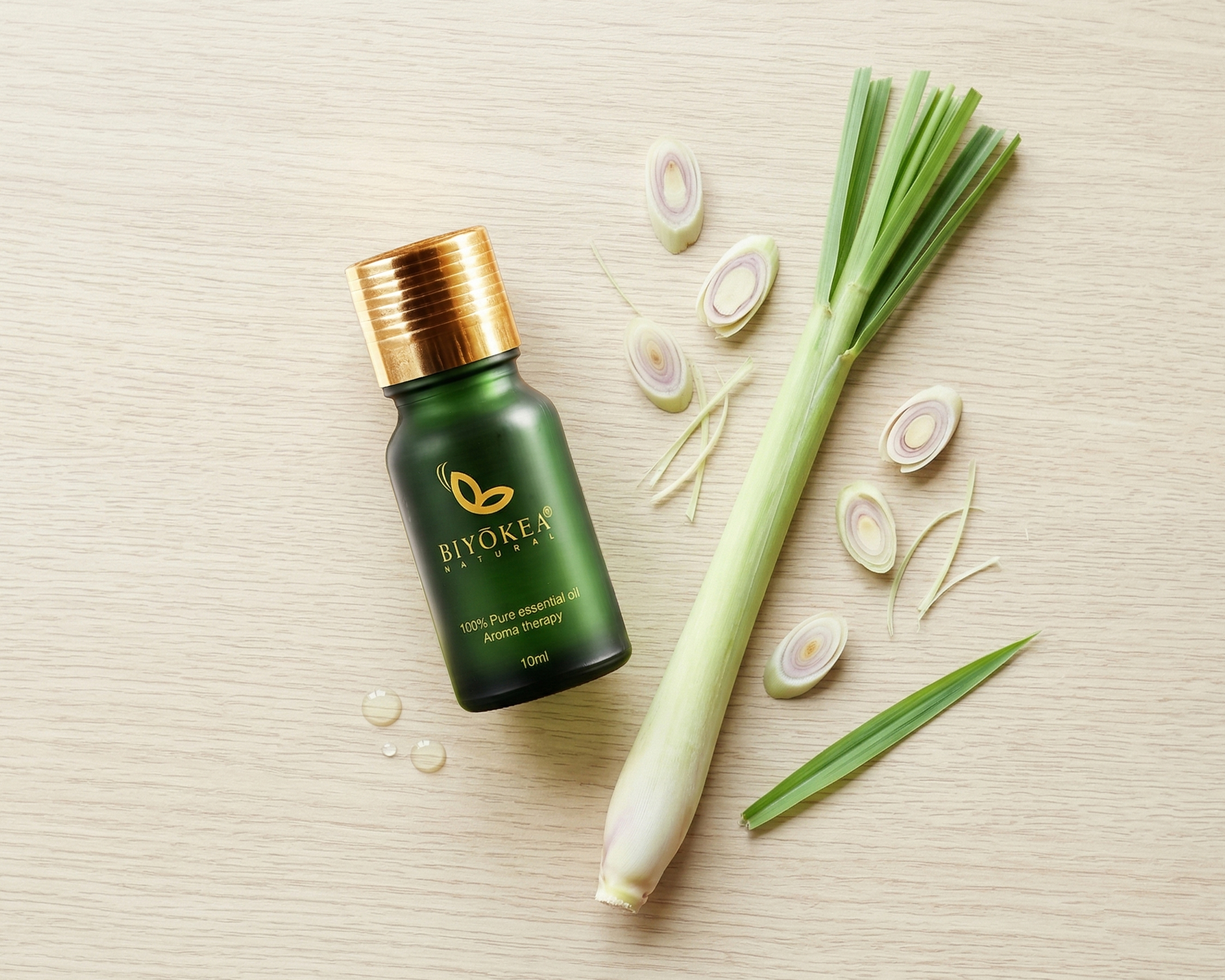 Tinh dầu sả chanh nguyên chất là nguyên liệu giao thoa giữa nét mộc mạc và sự tươi mát.